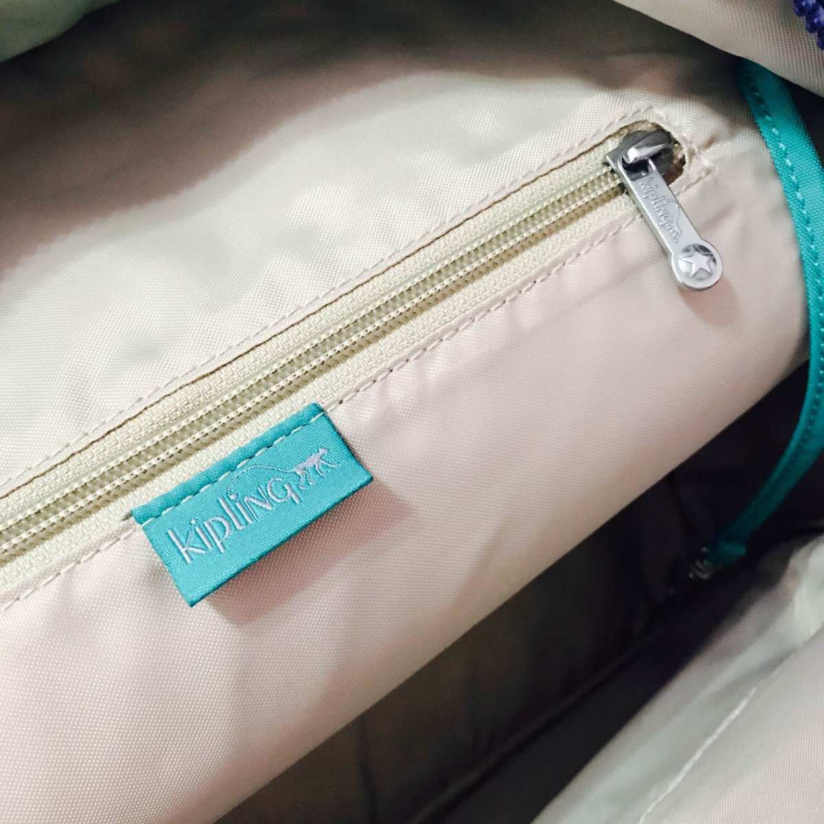 今天我背哪个包？🤪 这款蓝色的kipling双肩背包是去年
