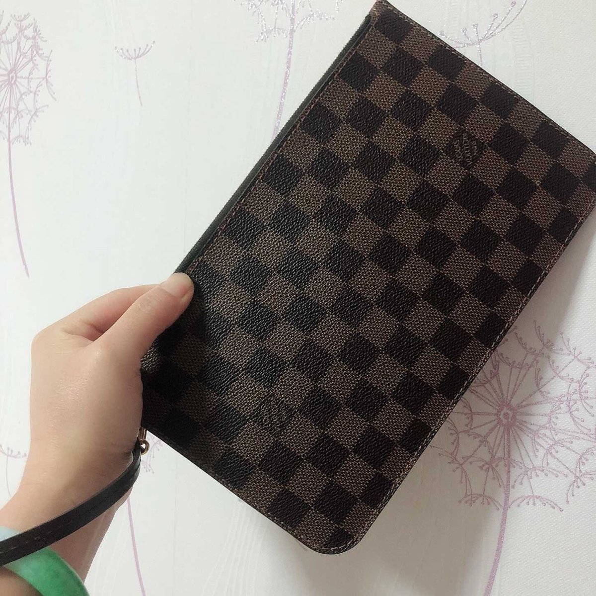 👛今天我背这个包——驴牌棋盘格手拿包  这款包包是我们去日