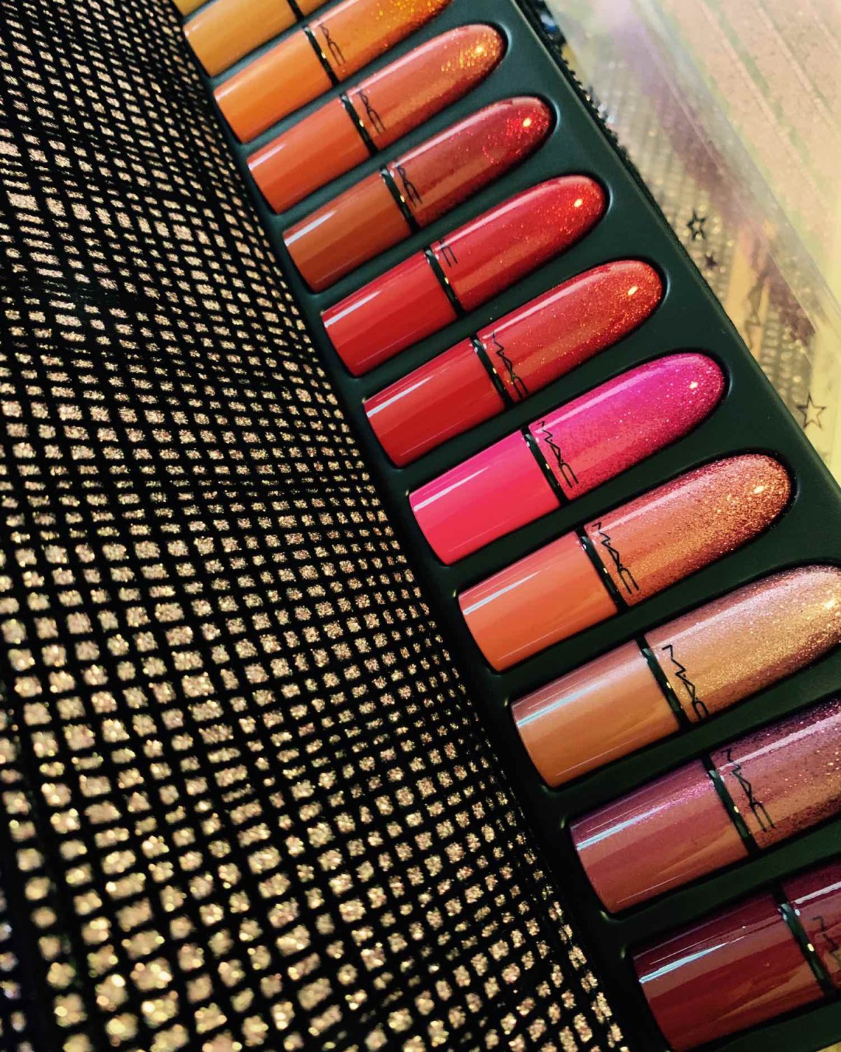 Mac2019圣诞🎄口红套装  光线不好，随便拍了。