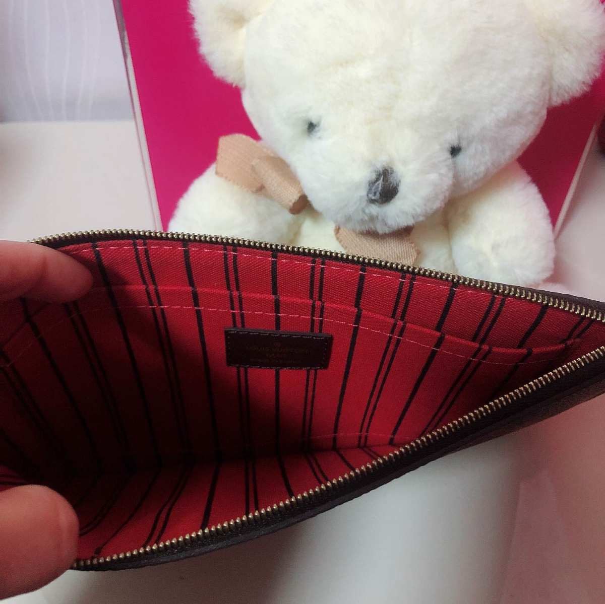 👛今天我背这个包——驴牌棋盘格手拿包  这款包包是我们去日