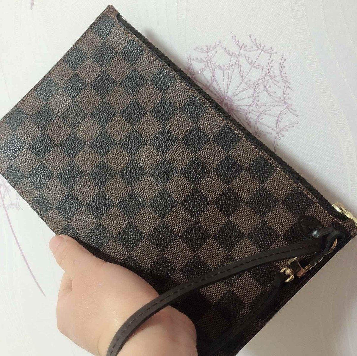👛今天我背这个包——驴牌棋盘格手拿包  这款包包是我们去日