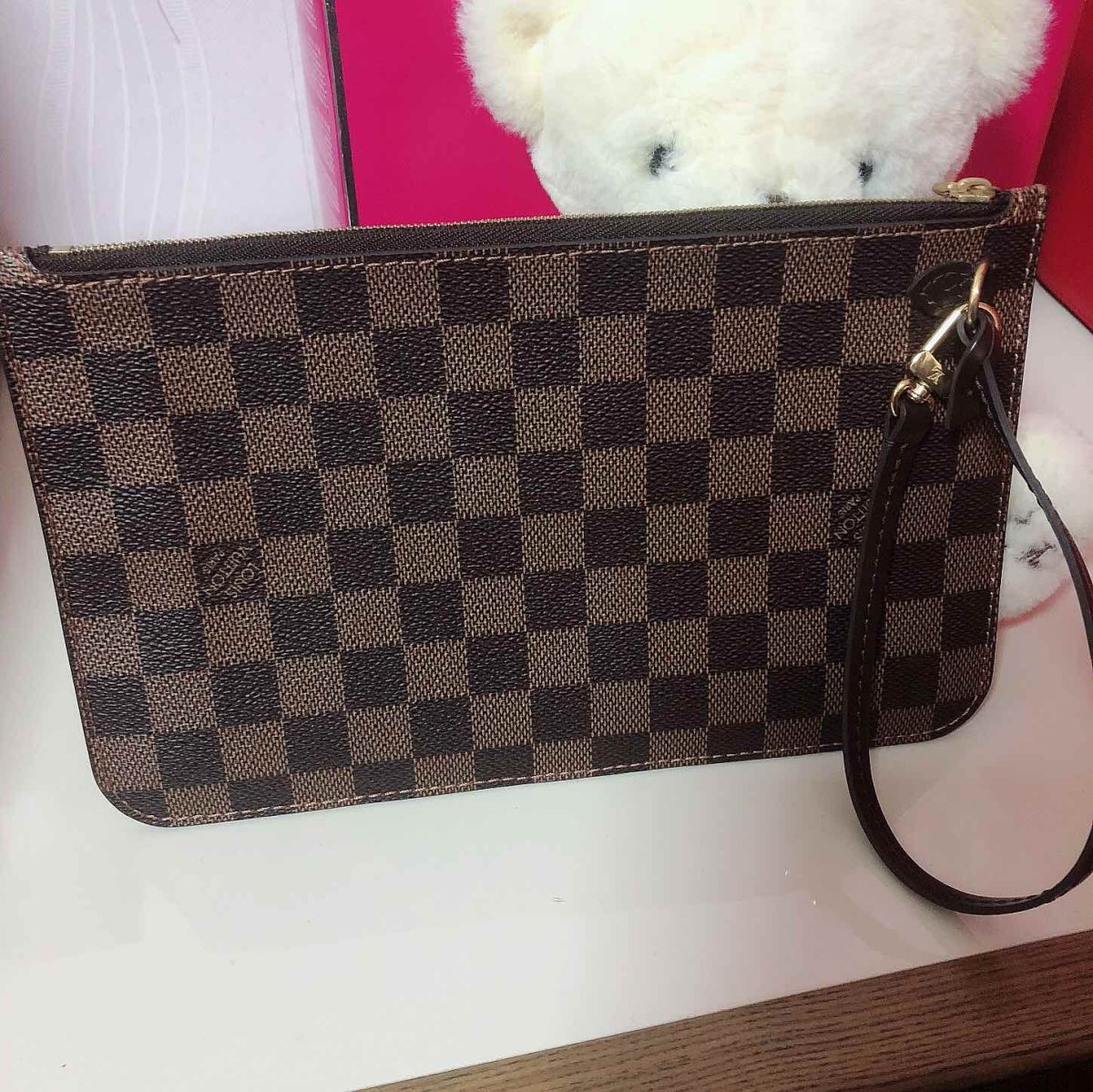 👛今天我背这个包——驴牌棋盘格手拿包  这款包包是我们去日