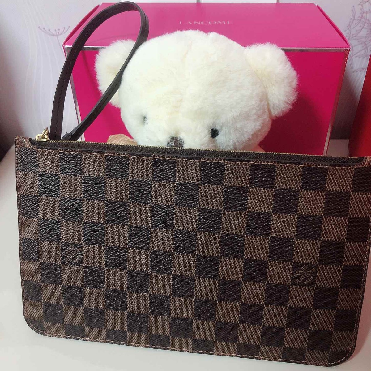 👛今天我背这个包——驴牌棋盘格手拿包  这款包包是我们去日