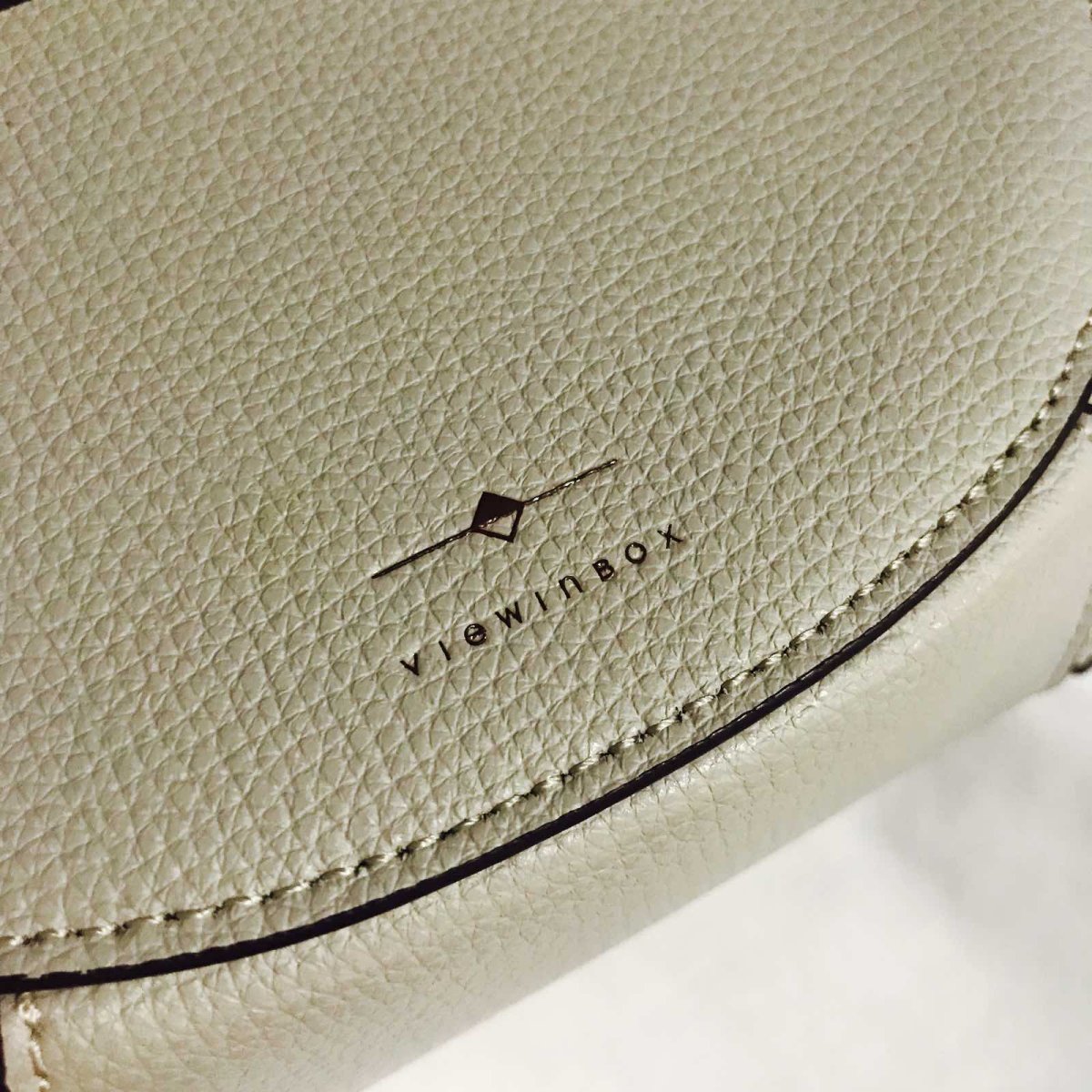 今天背的这个小包包，颜色超喜欢，算是莫兰迪灰吧？最近在装修，