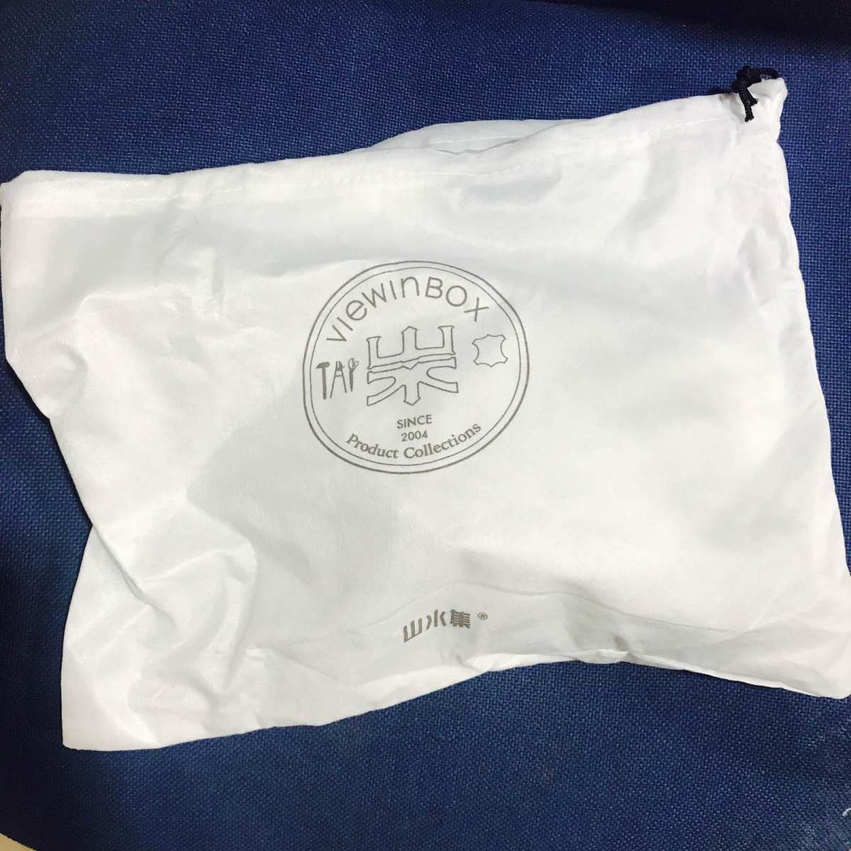 今天背的这个小包包，颜色超喜欢，算是莫兰迪灰吧？最近在装修，