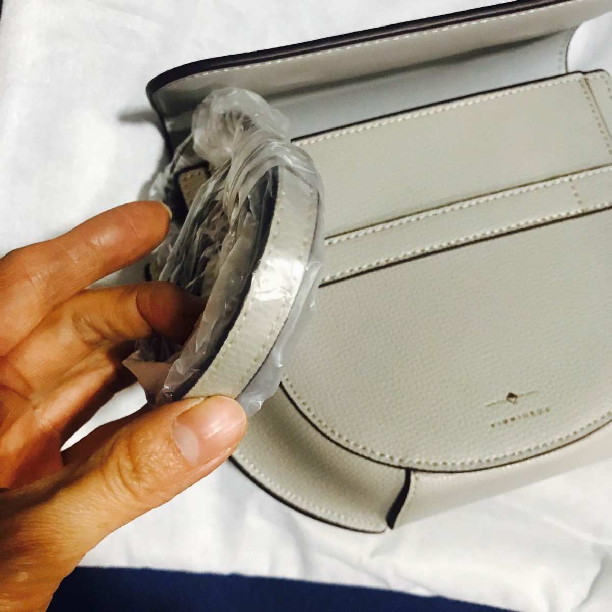 今天背的这个小包包，颜色超喜欢，算是莫兰迪灰吧？最近在装修，