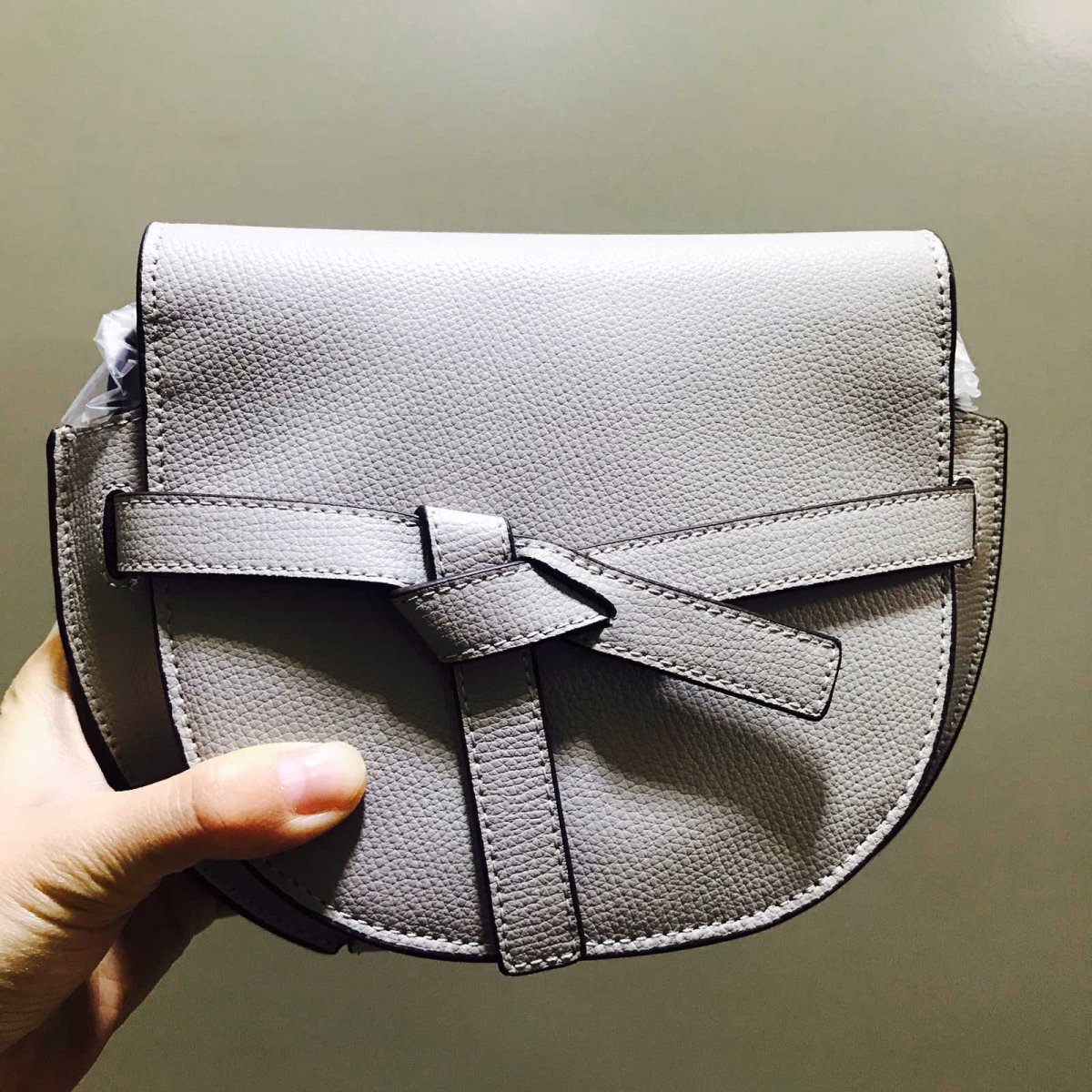 今天背的这个小包包，颜色超喜欢，算是莫兰迪灰吧？最近在装修，