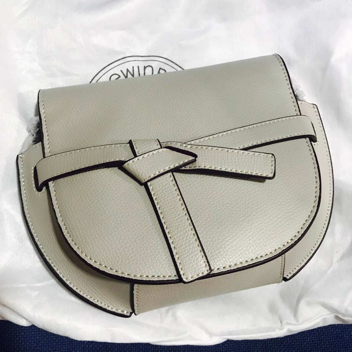 今天背的这个小包包，颜色超喜欢，算是莫兰迪灰吧？最近在装修，