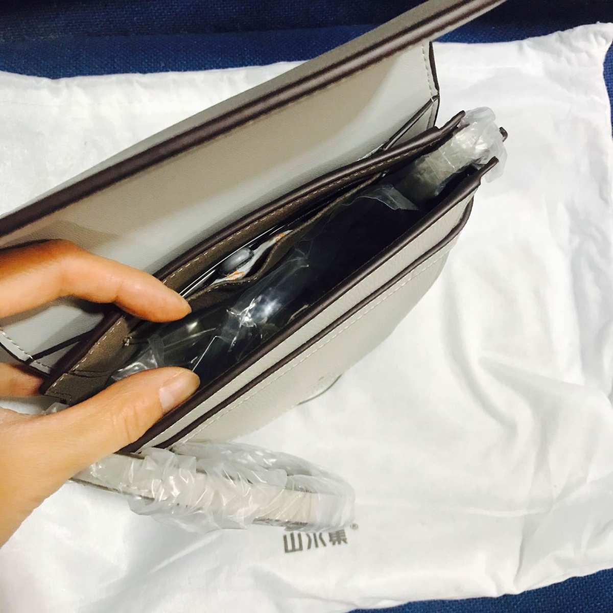 今天背的这个小包包，颜色超喜欢，算是莫兰迪灰吧？最近在装修，