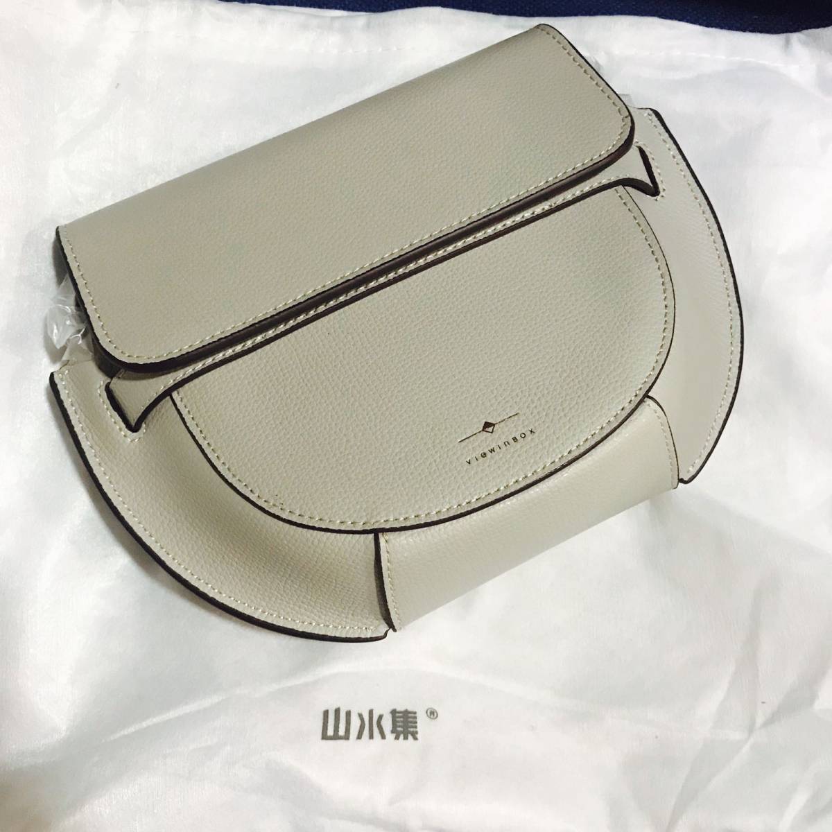 今天背的这个小包包，颜色超喜欢，算是莫兰迪灰吧？最近在装修，