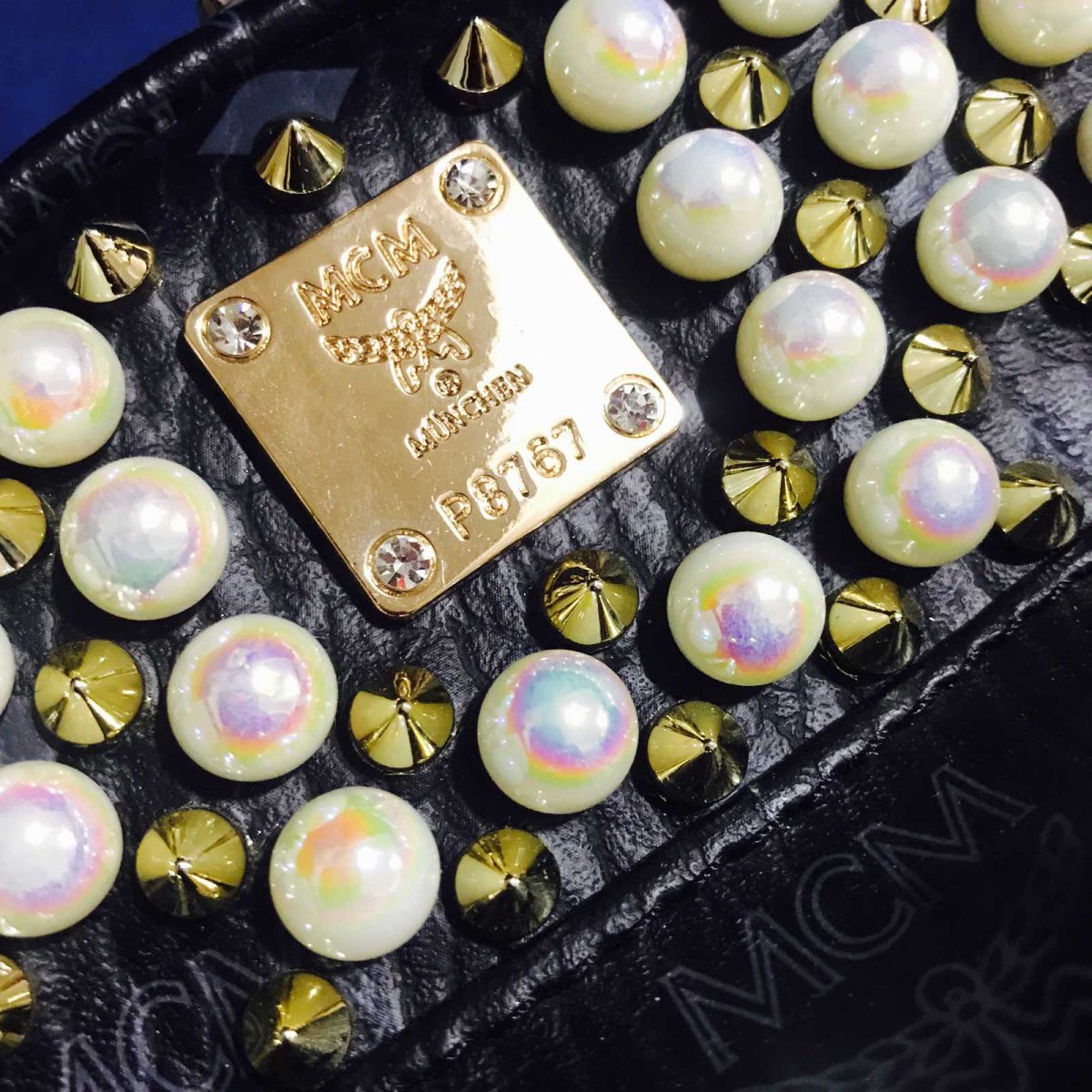 来来来，瞅瞅我这支兼具朋克风和小公举风的mcm小背包🙂这个