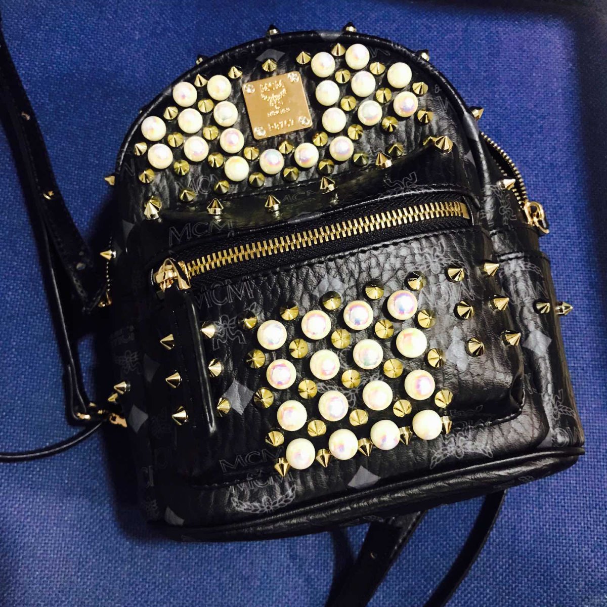 来来来，瞅瞅我这支兼具朋克风和小公举风的mcm小背包🙂这个