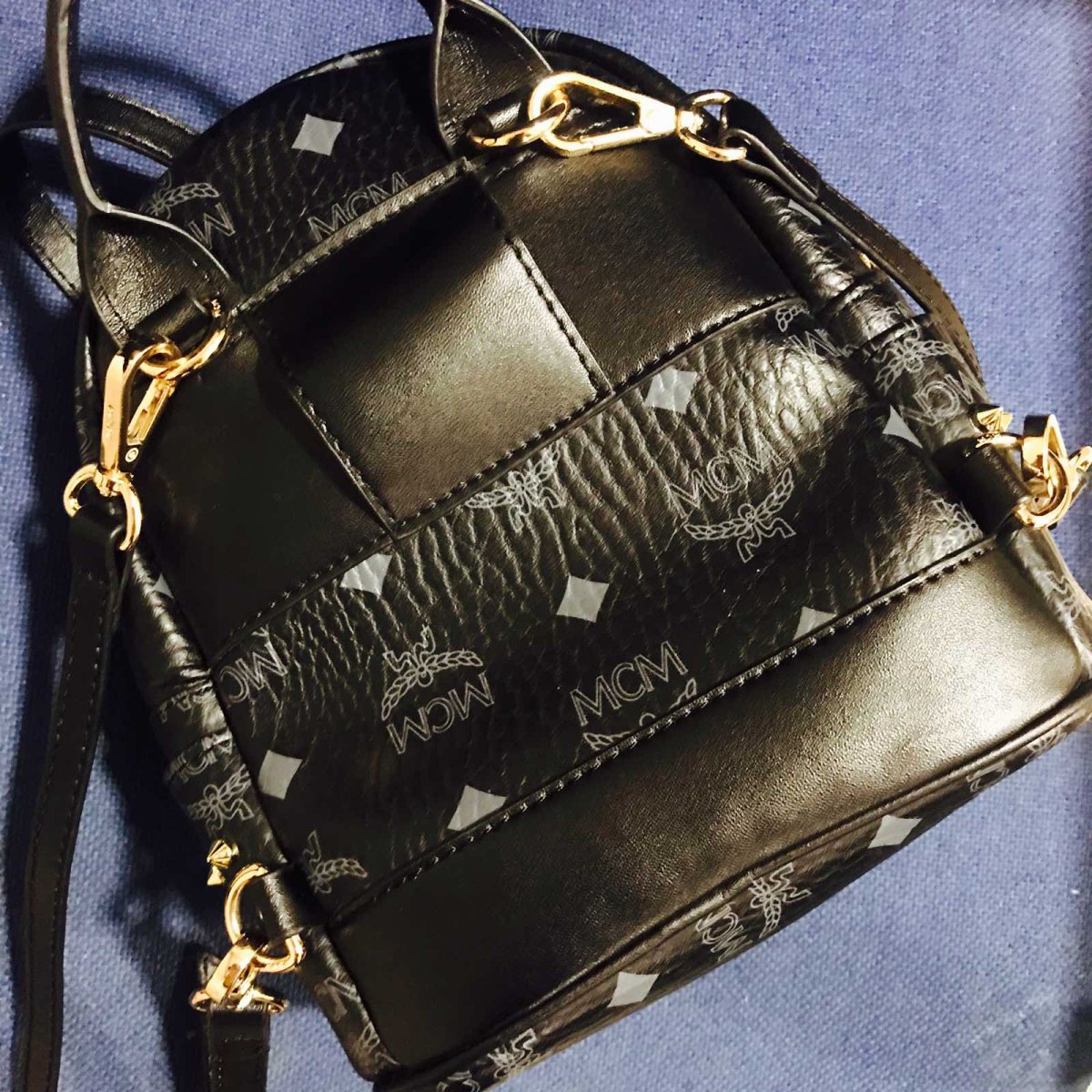 来来来，瞅瞅我这支兼具朋克风和小公举风的mcm小背包🙂这个