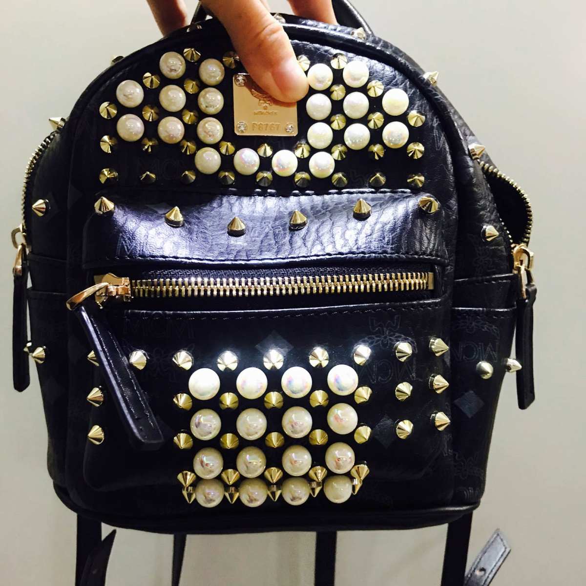 来来来，瞅瞅我这支兼具朋克风和小公举风的mcm小背包🙂这个