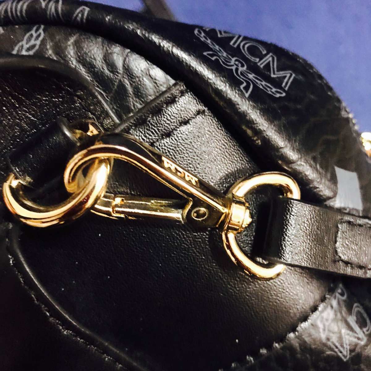 来来来，瞅瞅我这支兼具朋克风和小公举风的mcm小背包🙂这个