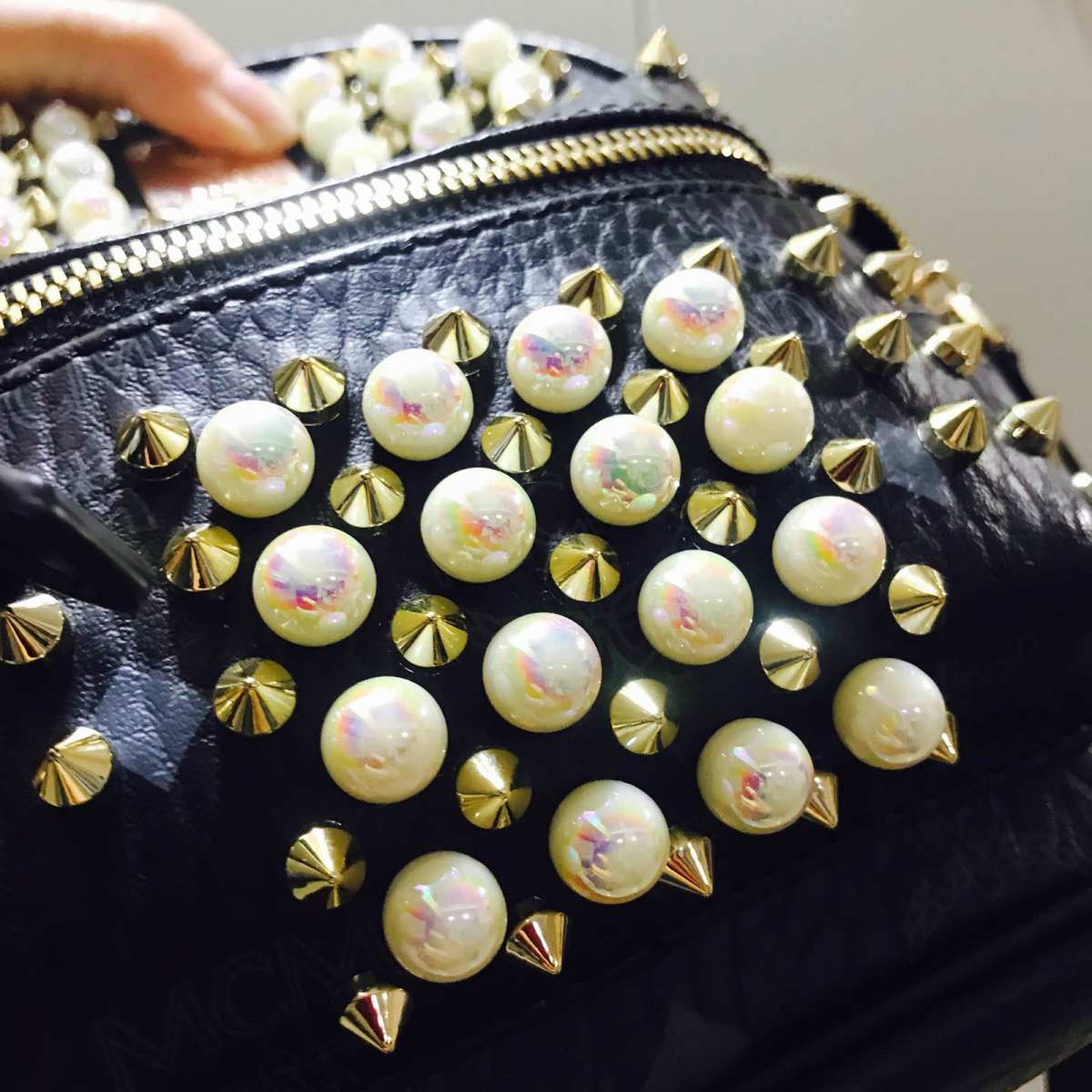 来来来，瞅瞅我这支兼具朋克风和小公举风的mcm小背包🙂这个