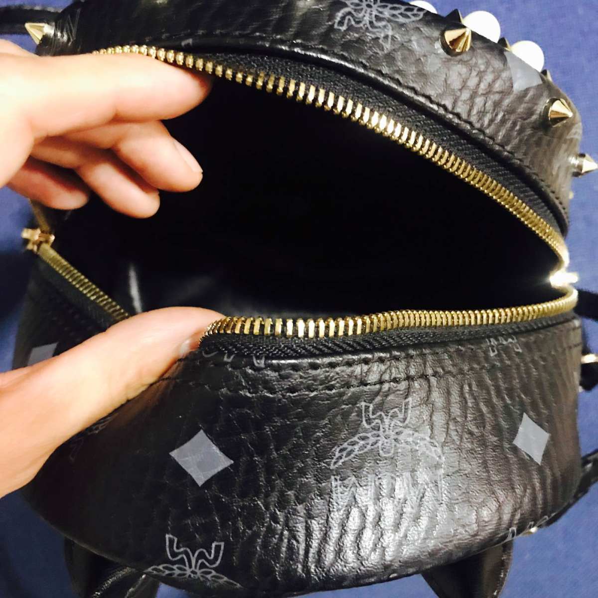 来来来，瞅瞅我这支兼具朋克风和小公举风的mcm小背包🙂这个