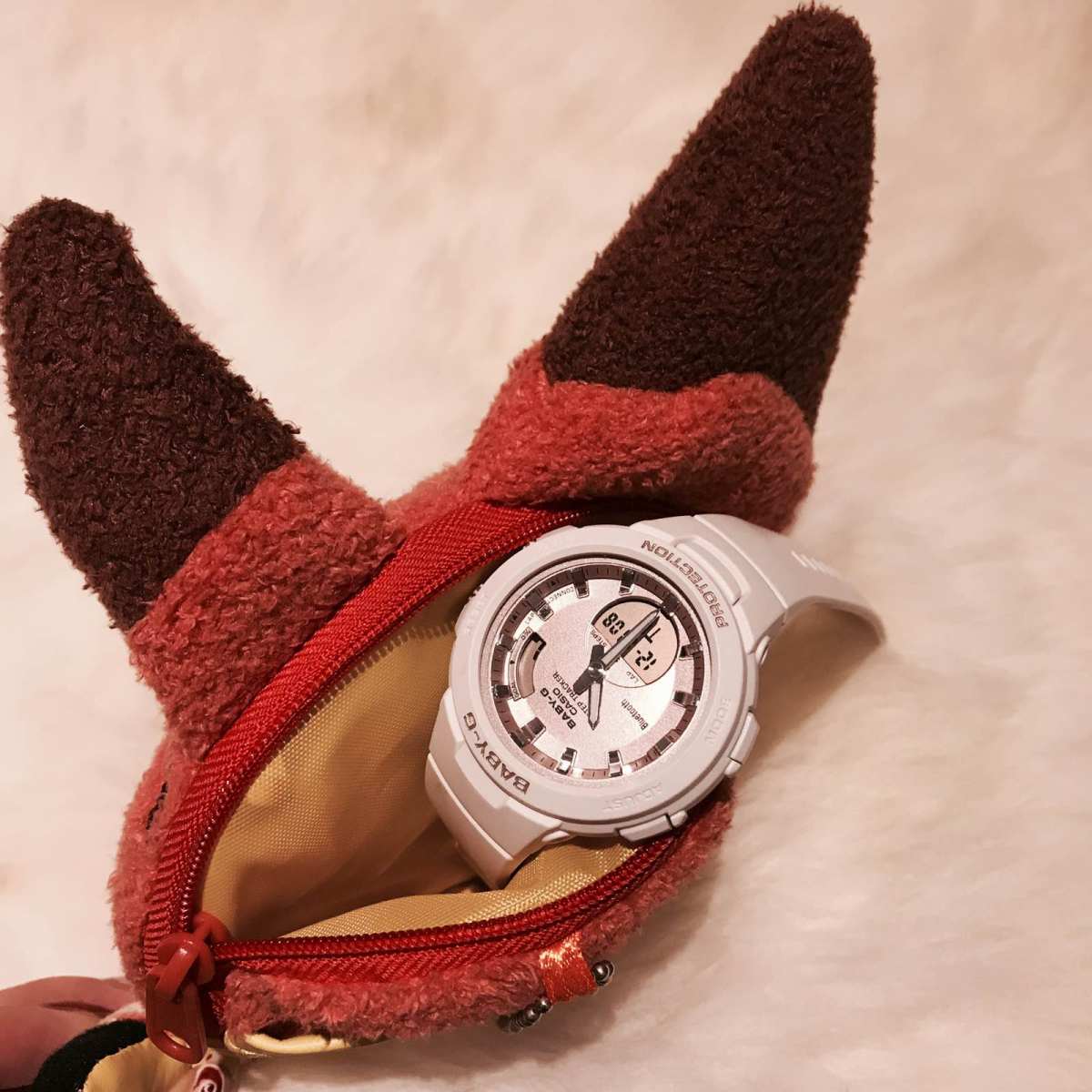 今天我背这个包之贱贱的小狐狸钱包迪士尼入手的小狐狸，钱包上有链条可以挂在背包当装饰。迪士尼家的东西,常用海淘攻略-55海淘社区