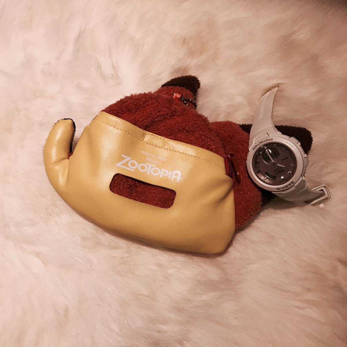 今天我背这个包之贱贱的小狐狸钱包迪士尼入手的小狐狸，钱包上有链条可以挂在背包当装饰。迪士尼家的东西,常用海淘攻略-55海淘社区