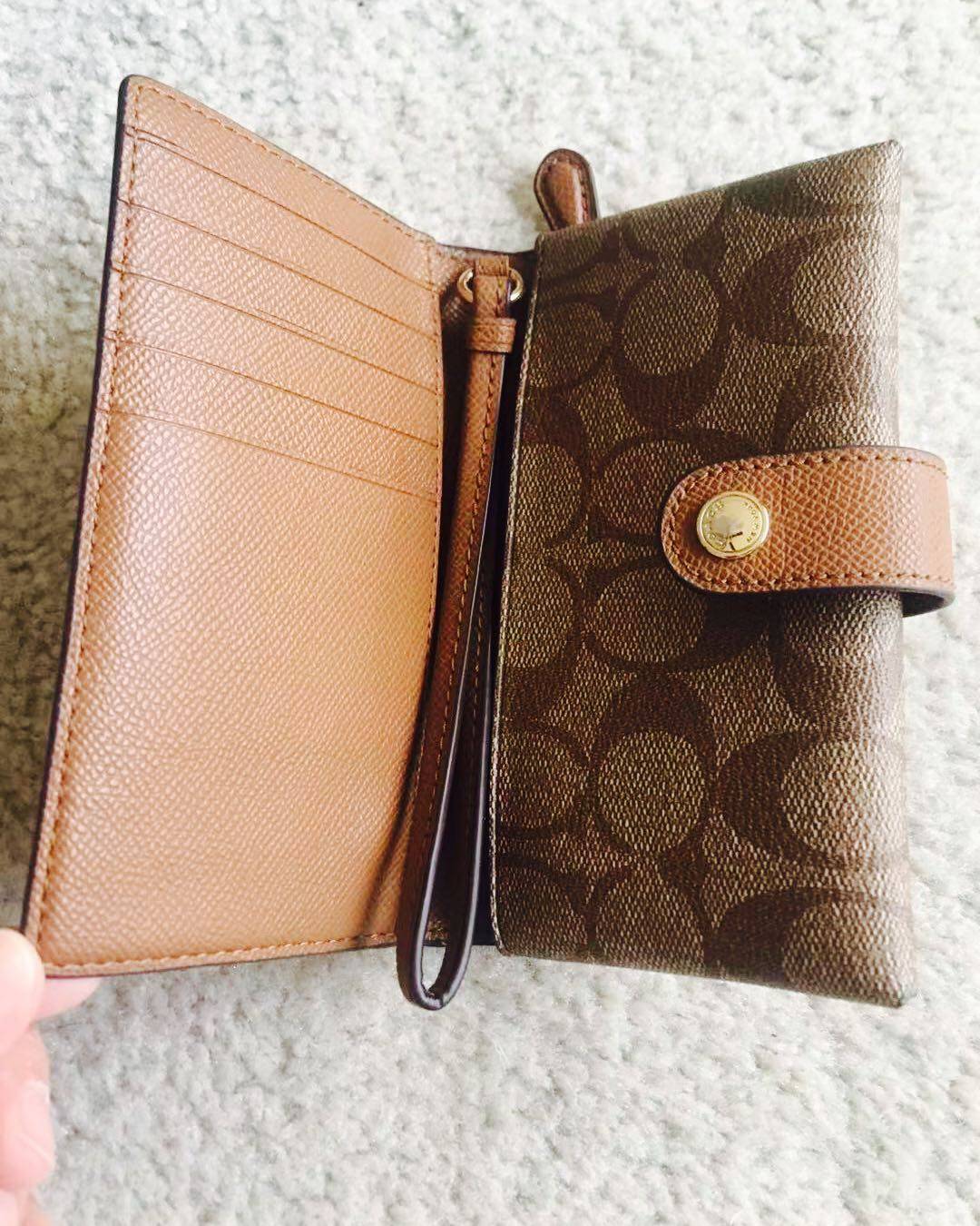 这款coach小包包来自奥特莱斯😁虽说是奥莱款，但价格也不