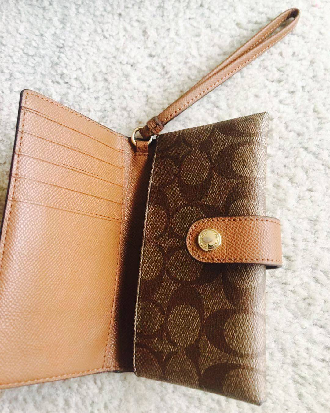 这款coach小包包来自奥特莱斯😁虽说是奥莱款，但价格也不