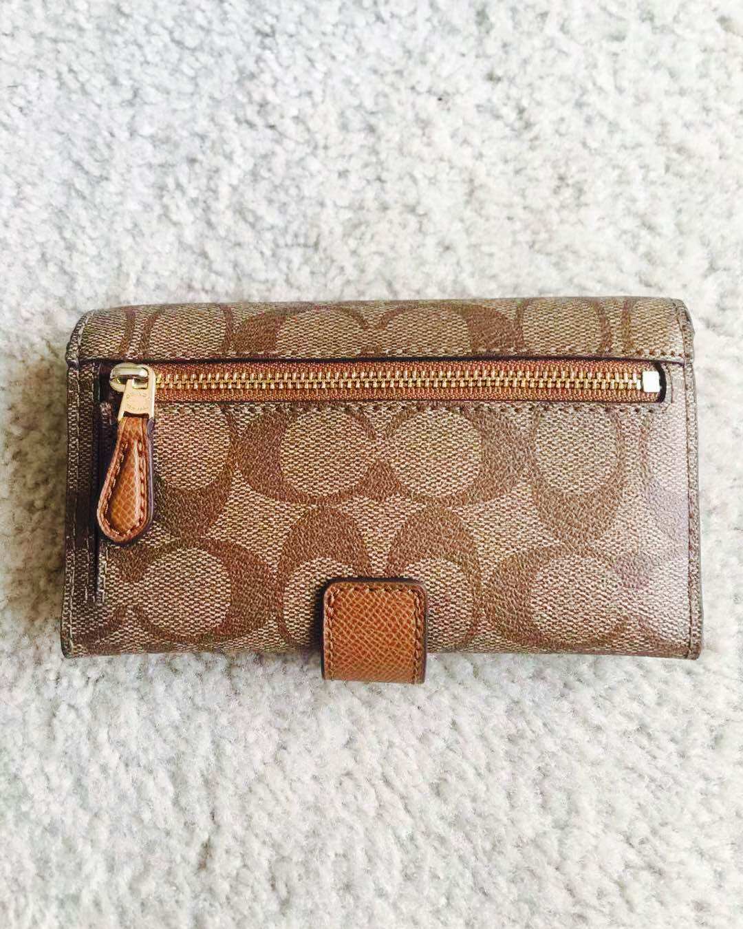 这款coach小包包来自奥特莱斯😁虽说是奥莱款，但价格也不