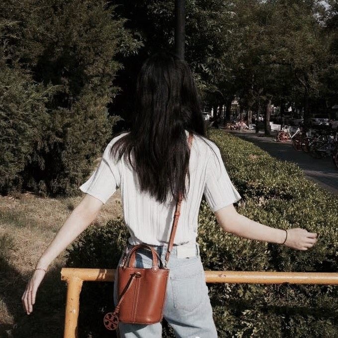 今天我背这个包之TB水桶包  巨喜欢这个水桶包，荔枝纹牛皮材