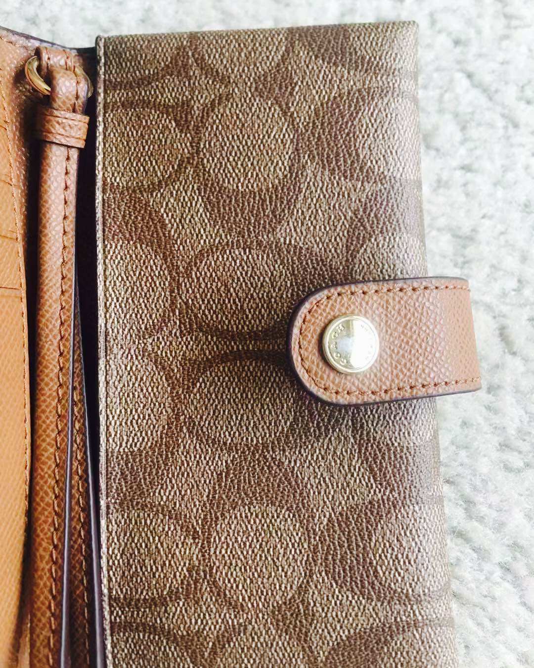 这款coach小包包来自奥特莱斯😁虽说是奥莱款，但价格也不