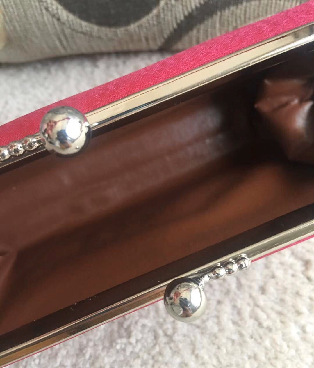 今天要背的这款小包包看着有点眼熟吧？哪里眼熟呢？就是那对儿交