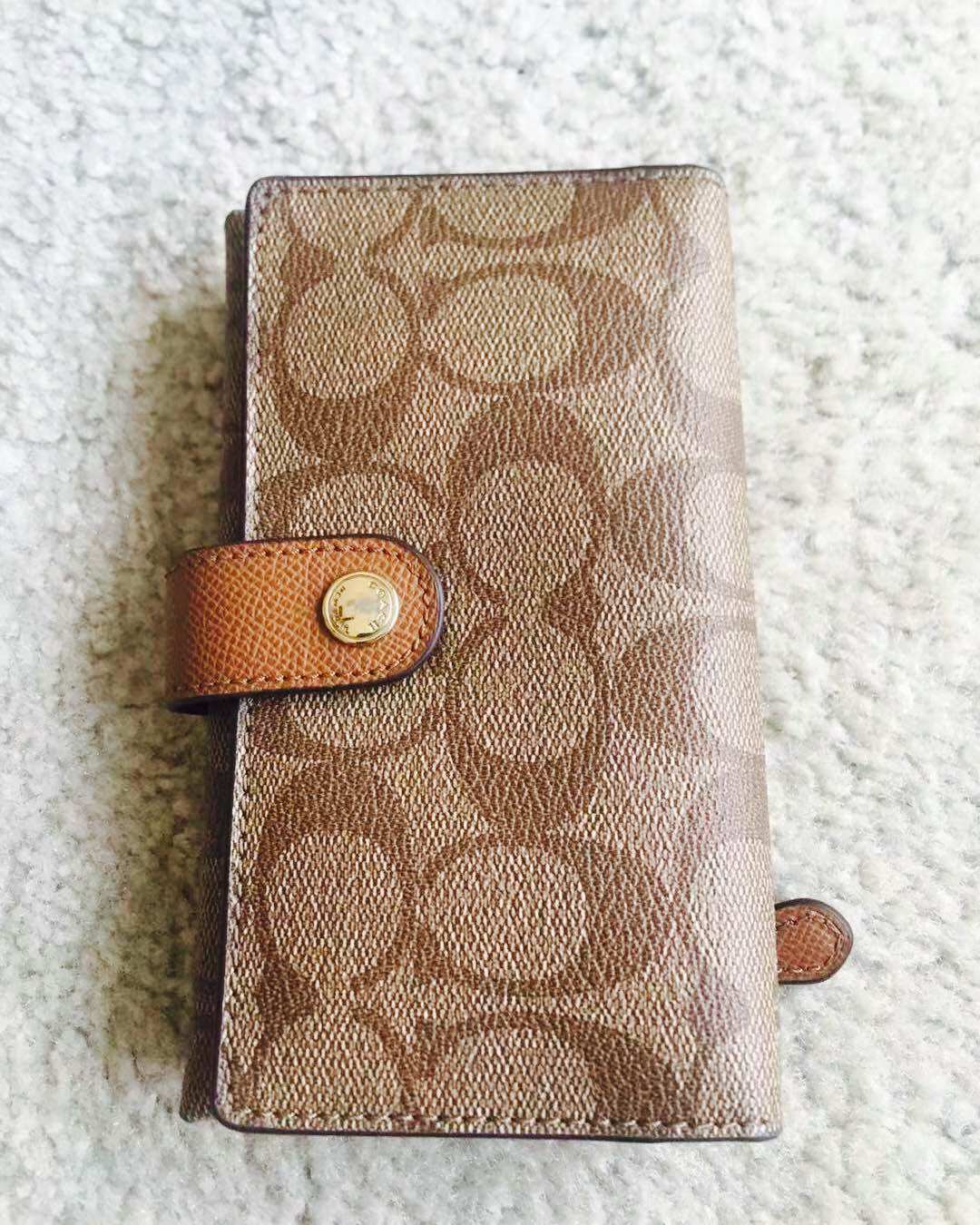 这款coach小包包来自奥特莱斯😁虽说是奥莱款，但价格也不