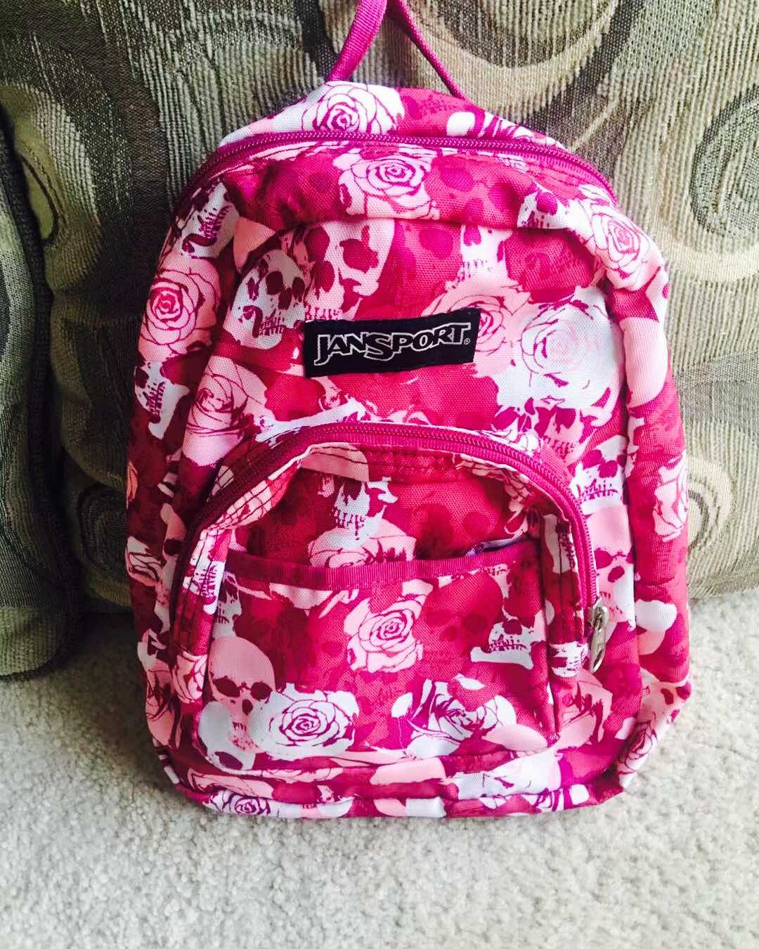 今天要背的又是一个双肩背🎒哦，看来我双肩背还不少😉 Ja