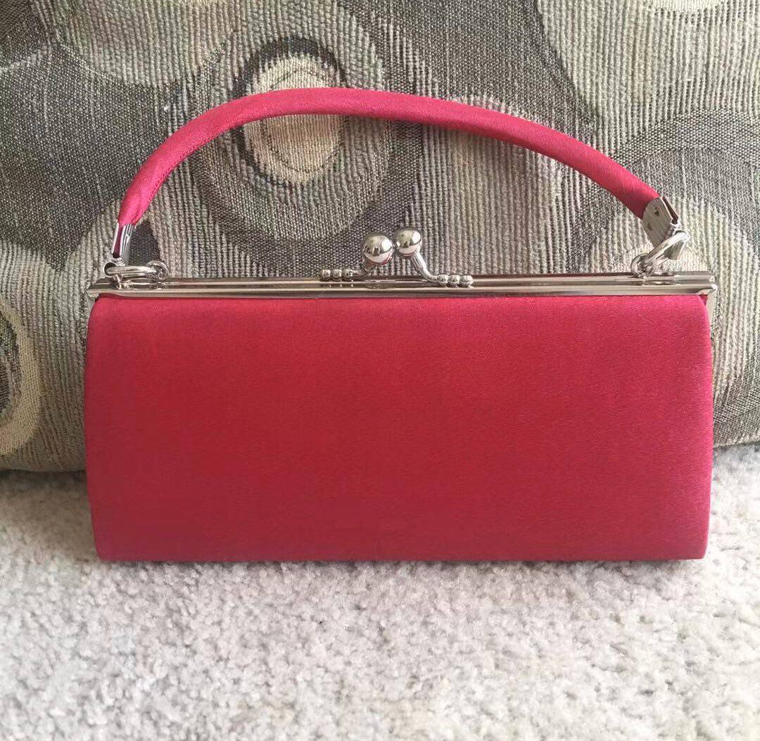 今天要背的这款小包包看着有点眼熟吧？哪里眼熟呢？就是那对儿交