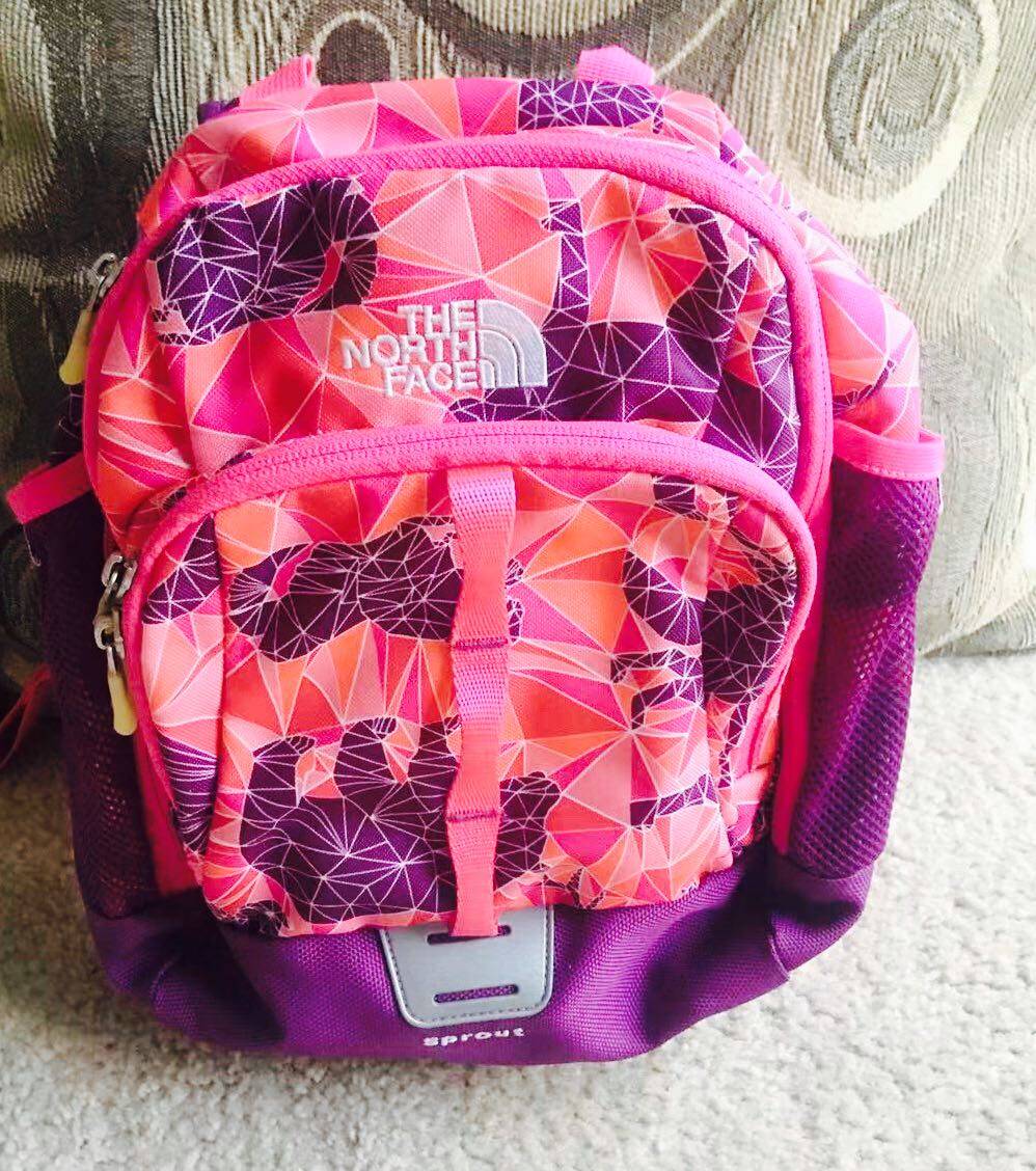 今天背的小双肩是来自the northface北面的小包包�