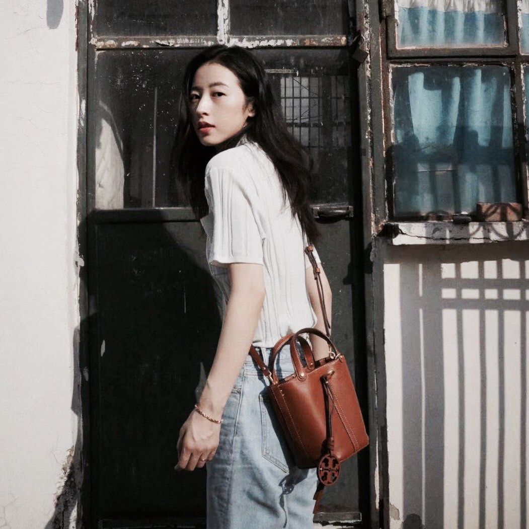 今天我背这个包之TB水桶包  巨喜欢这个水桶包，荔枝纹牛皮材