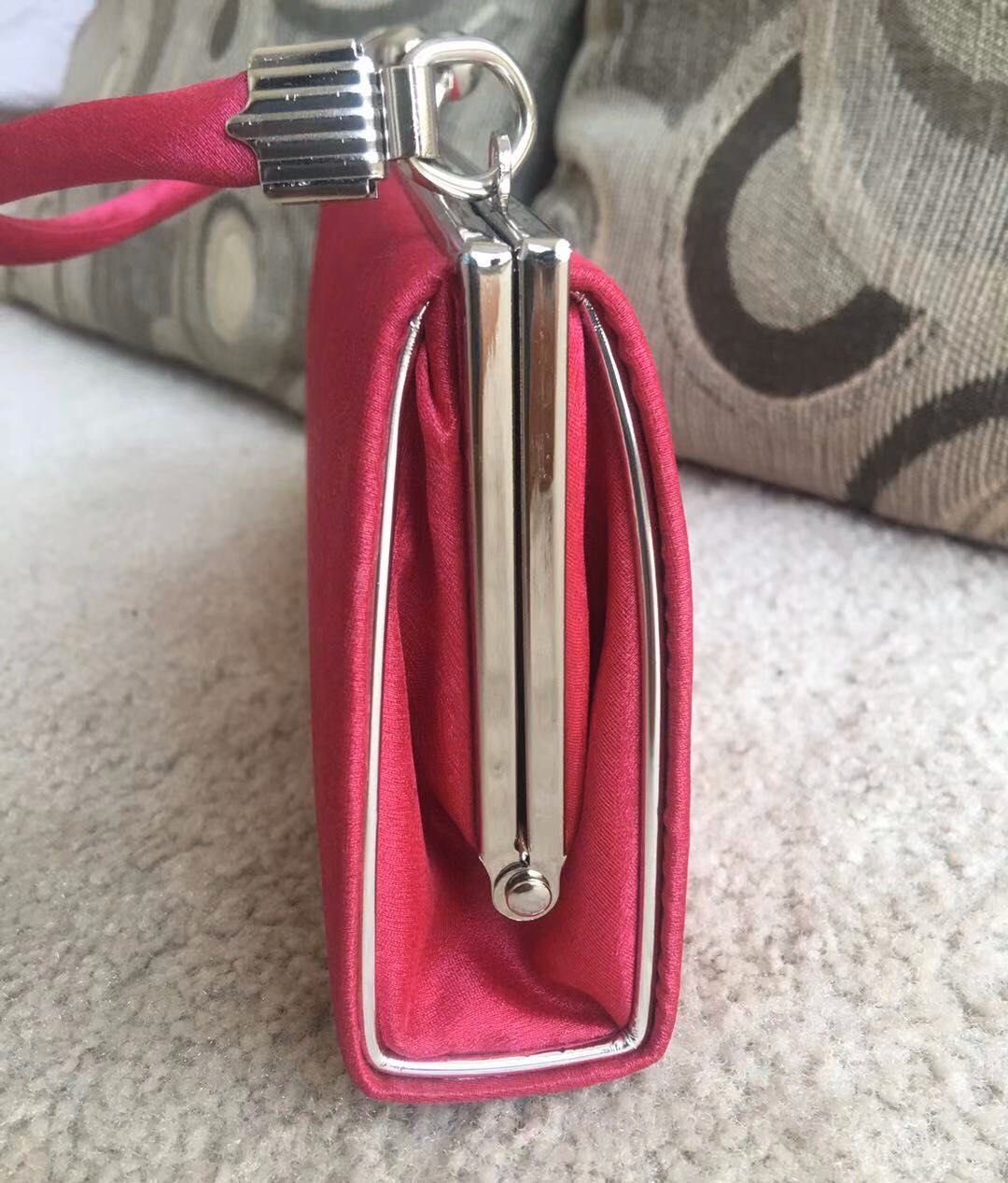 今天要背的这款小包包看着有点眼熟吧？哪里眼熟呢？就是那对儿交