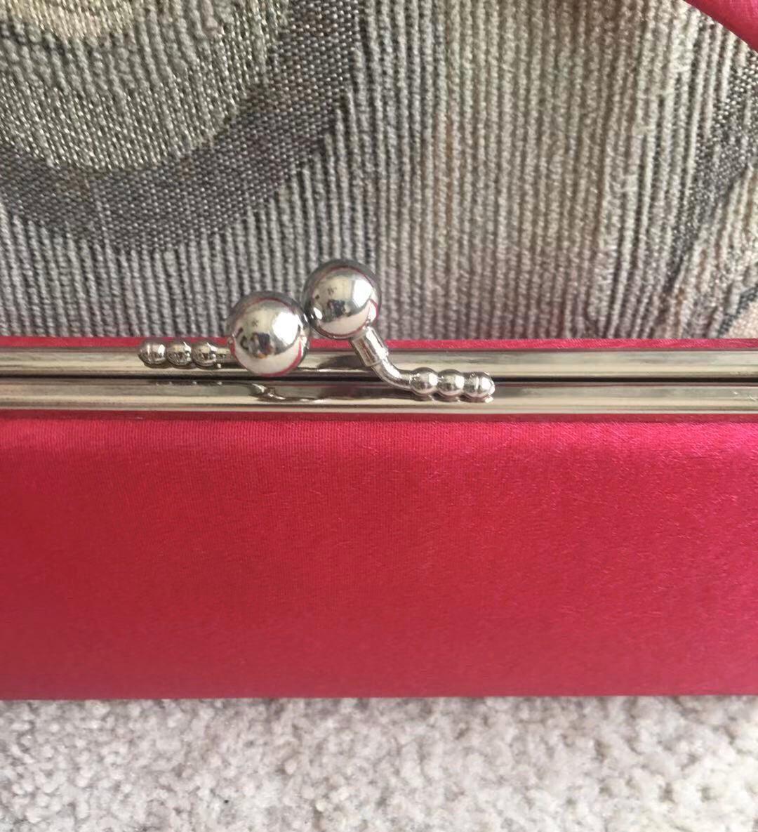 今天要背的这款小包包看着有点眼熟吧？哪里眼熟呢？就是那对儿交