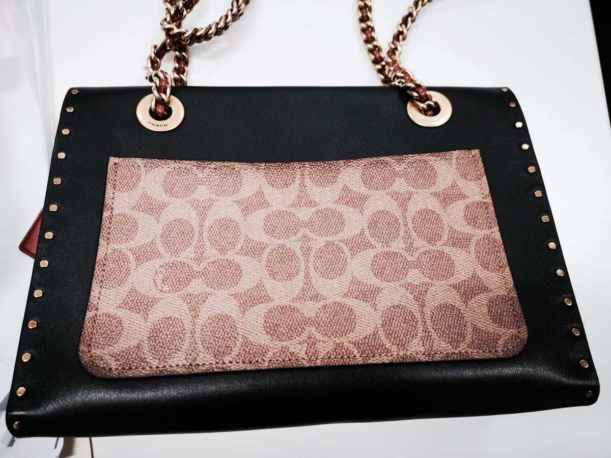 哇哇哇～快来看看新鲜到手的coach山茶花，是从姐姐一个相熟