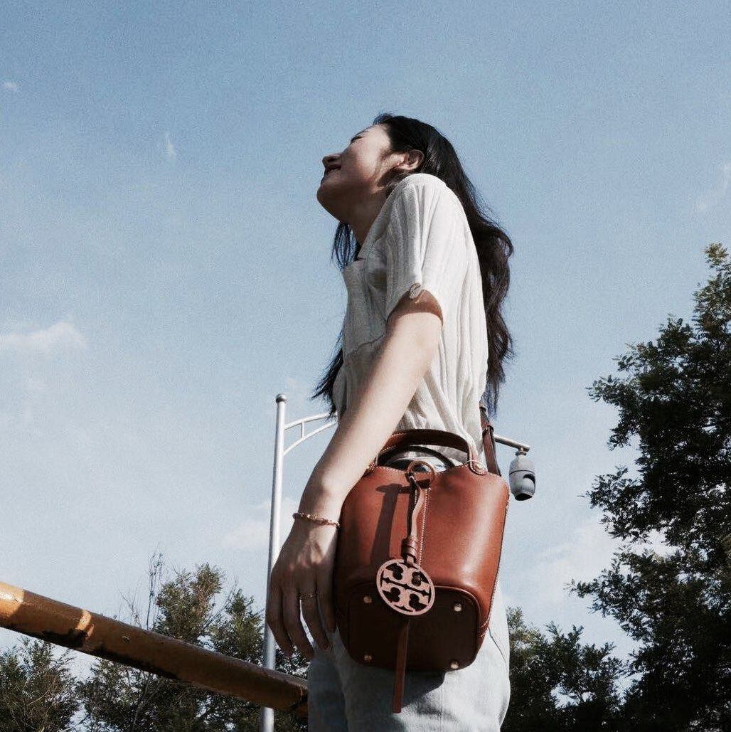 今天我背这个包之TB水桶包  巨喜欢这个水桶包，荔枝纹牛皮材