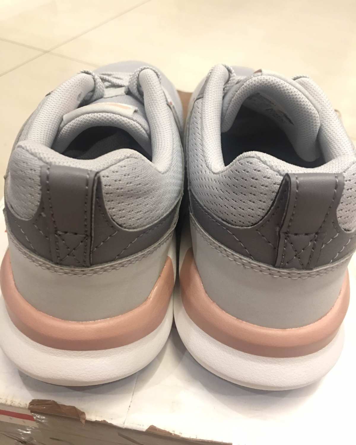 新百伦工厂店下单，转运用润东，历时半个月收货~开心哦！ 这款