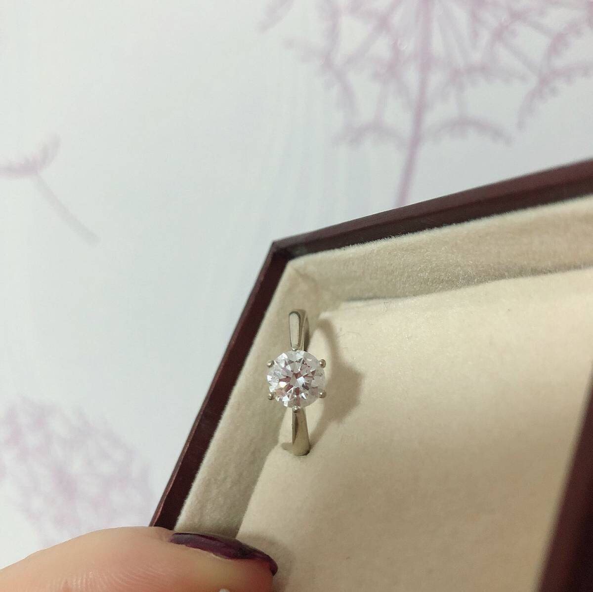 💎💎钻石戒指💍不仅仅是美好爱情的信物，它晶莹剔透还象征