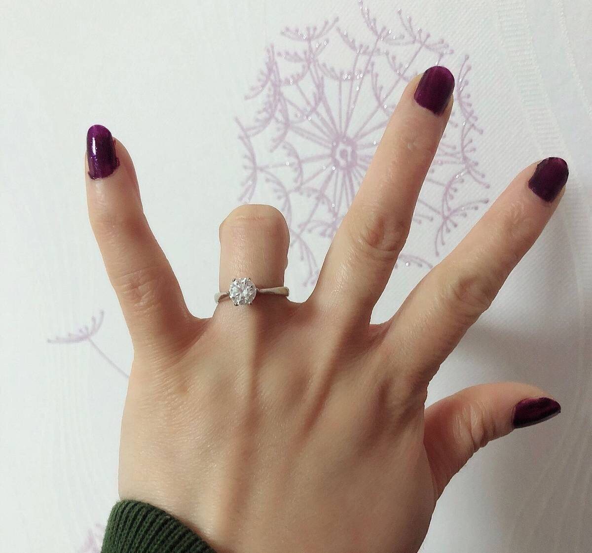 💎💎钻石戒指💍不仅仅是美好爱情的信物，它晶莹剔透还象征