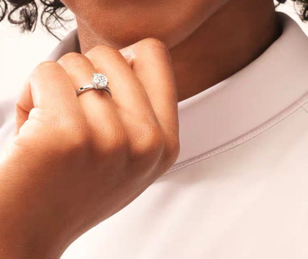 💎💎钻石戒指💍不仅仅是美好爱情的信物，它晶莹剔透还象征