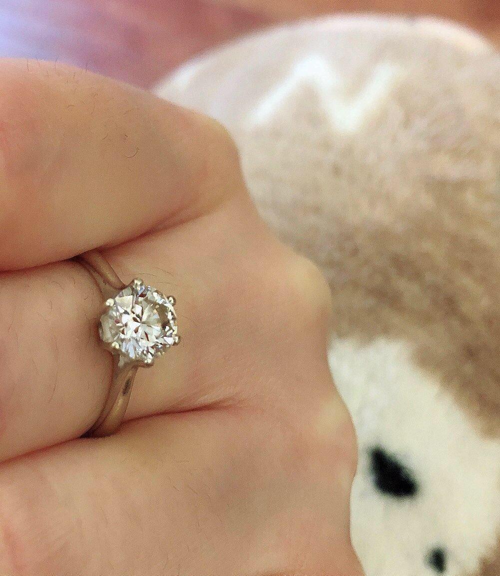 💎💎钻石戒指💍不仅仅是美好爱情的信物，它晶莹剔透还象征