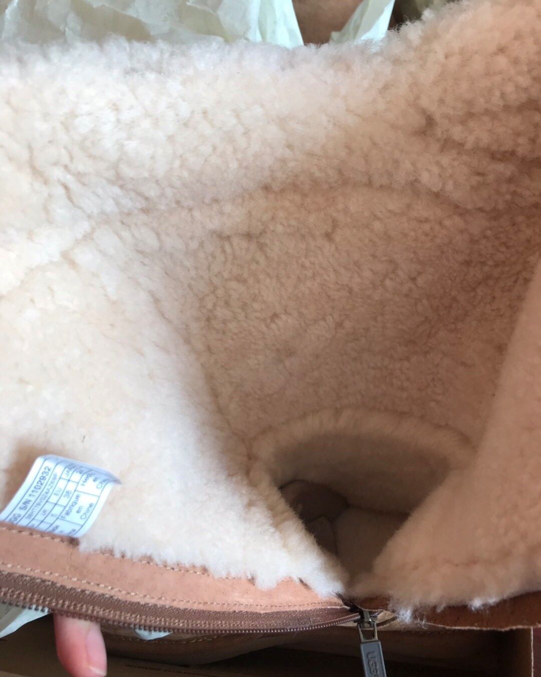 转让 Ugg 正品雪地靴 美国直邮回来的 毛太厚试穿了下有点