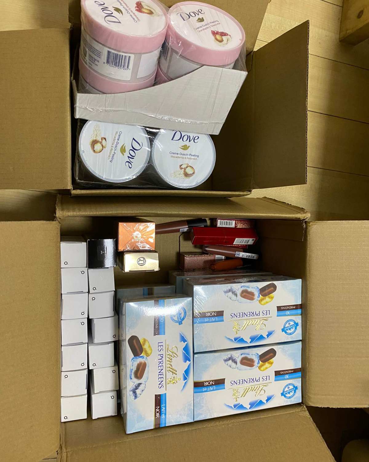 我们家就像一个快递集散地，包裹来来走走 快过年了，囤点巧克力