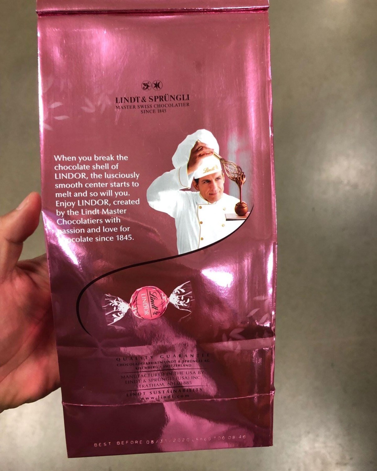 瑞士莲经典草莓味软心巧克力，好春天的少女系巧克力，一包足足有
