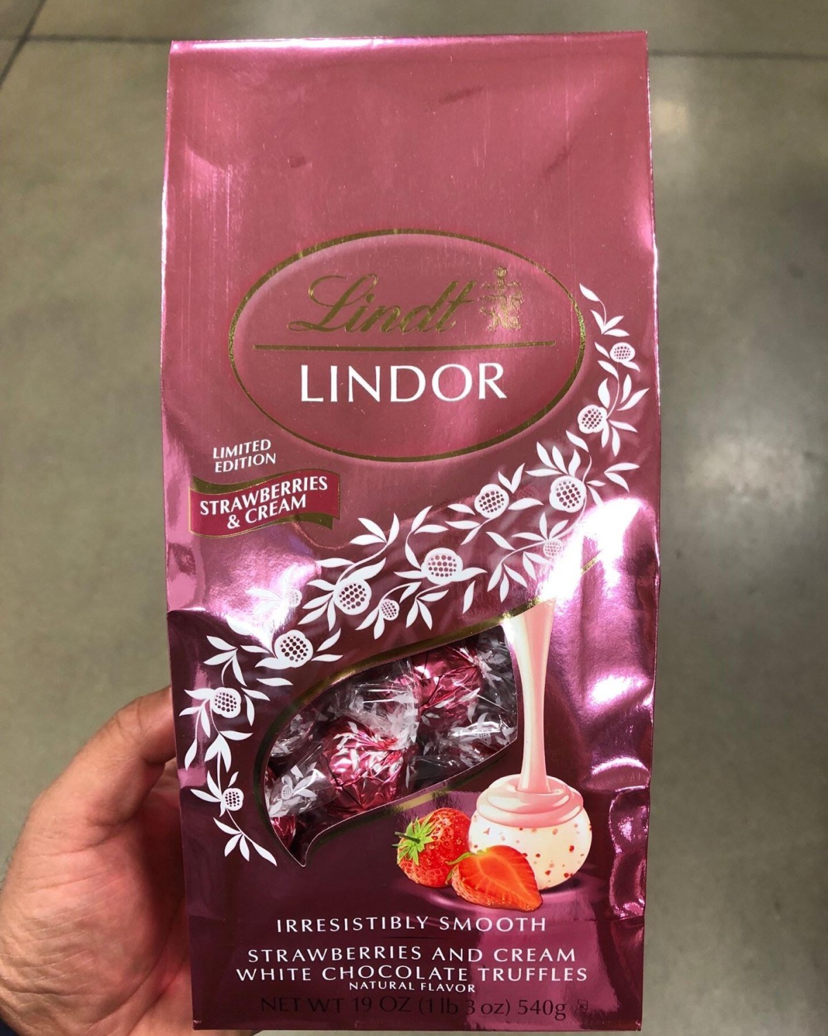 瑞士莲经典草莓味软心巧克力，好春天的少女系巧克力，一包足足有