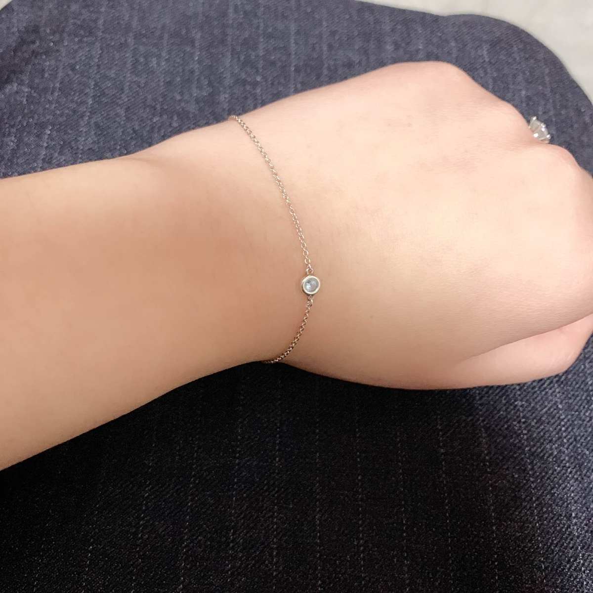 作为女生手腕上空落落的总觉得缺了点什么所以手上总归要配点什么东西