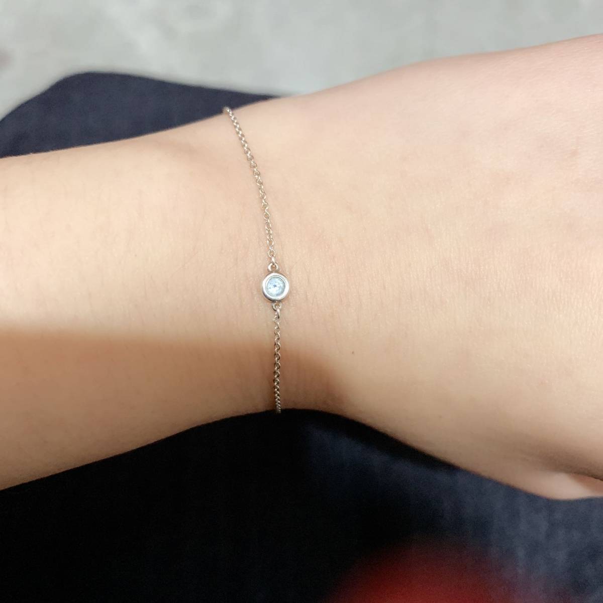 作为女生手腕上空落落的总觉得缺了点什么所以手上总归要配点什么东西