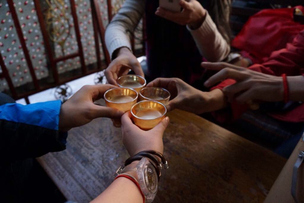 #手腕不能空# 蜜蜡随形手串  蜜蜡即密腊，琥珀的一个品种，